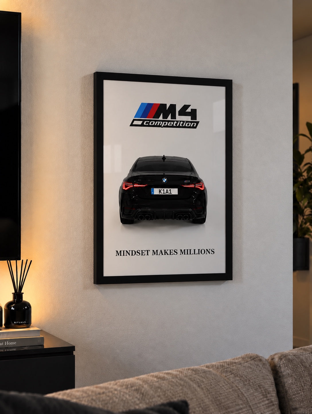 BMW M4 Competition – Autorahmen an der Wand
